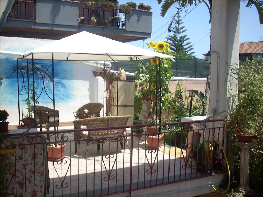 Beb I Delfini Di Casa Paola Bed & Breakfast Mascali Exterior photo