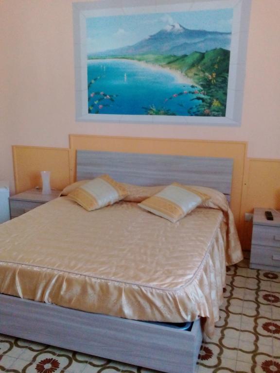 Beb I Delfini Di Casa Paola Bed & Breakfast Mascali Exterior photo